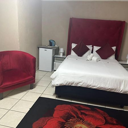 Super Classic Guest House Pretoria Exterior photo